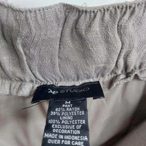 Women’s Medium pants. Super comfy! - Picture 3 of 3
